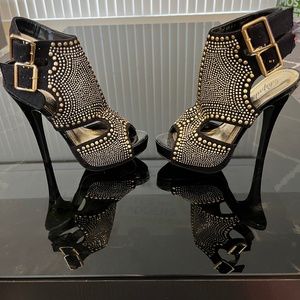 NWOT HOT HOT HOT Peep Toe Cutout Platform Gold Studded Ankle Booties